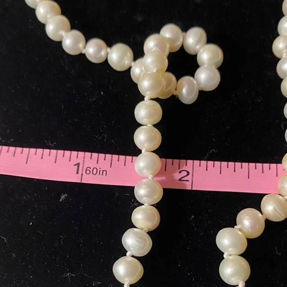Classic White Pearl Necklace .. 30” Single Strand .. case included - Picture 3 of 5